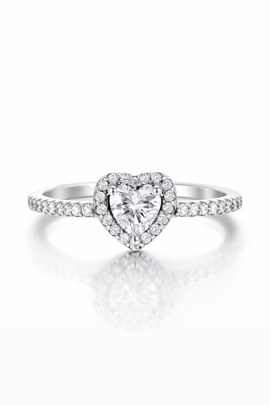 Amaya Palais Ring aus Silber mit filigranen Details und eleganten Mustern, Nahaufnahme auf weißem Hintergrund