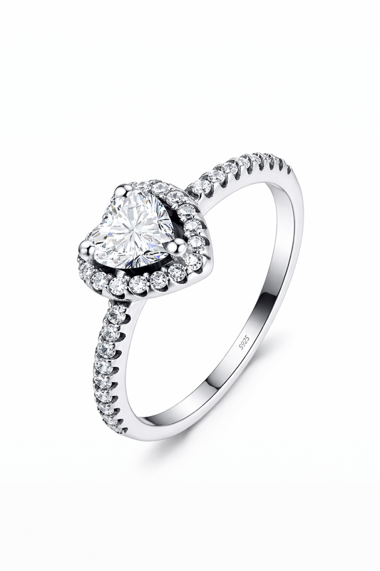 Amaya Palais Ring aus Silber mit eleganten Designs, Nahaufnahme des stilvollen Schmuckstücks auf hellem Hintergrund