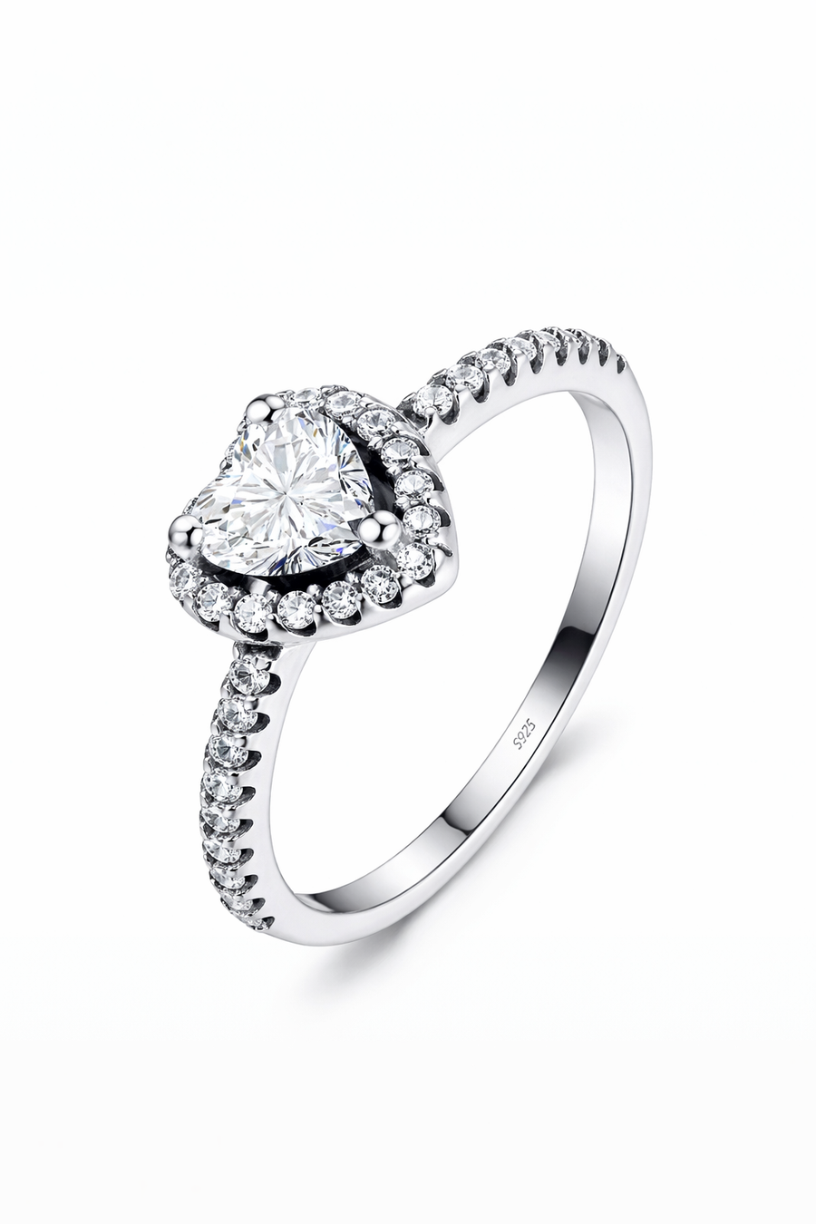 Amaya Palais Ring aus Silber mit eleganten Designs, Nahaufnahme des stilvollen Schmuckstücks auf hellem Hintergrund