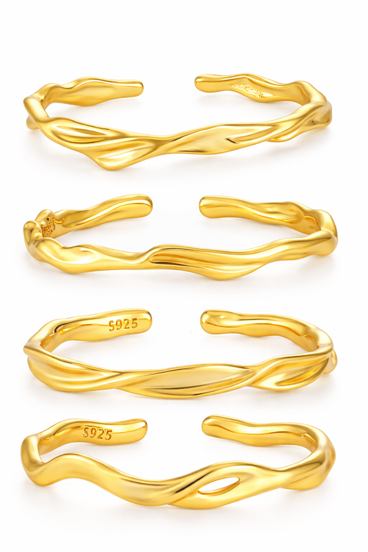 Amaya Bold Grace Ring Set mit mehreren goldenen Ringen auf einem weißen Hintergrund, elegante Schmuckstücke für Damen.