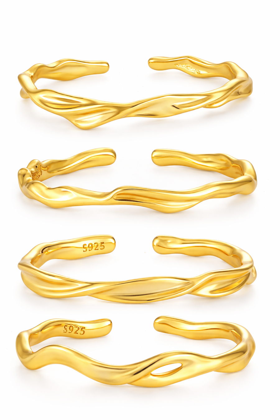 Amaya Bold Grace Ring Set mit mehreren goldenen Ringen auf einem weißen Hintergrund, elegante Schmuckstücke für Damen.