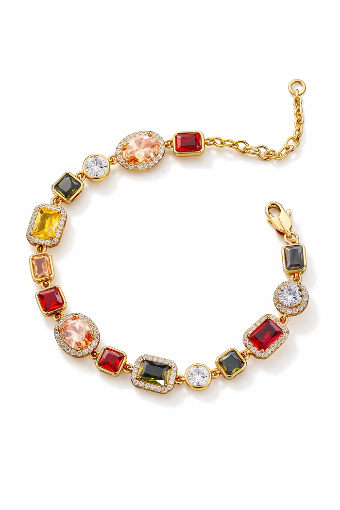 Amaya Reina Armband aus Silber mit filigranen Designs und Verschluss, liegend auf neutralem Hintergrund