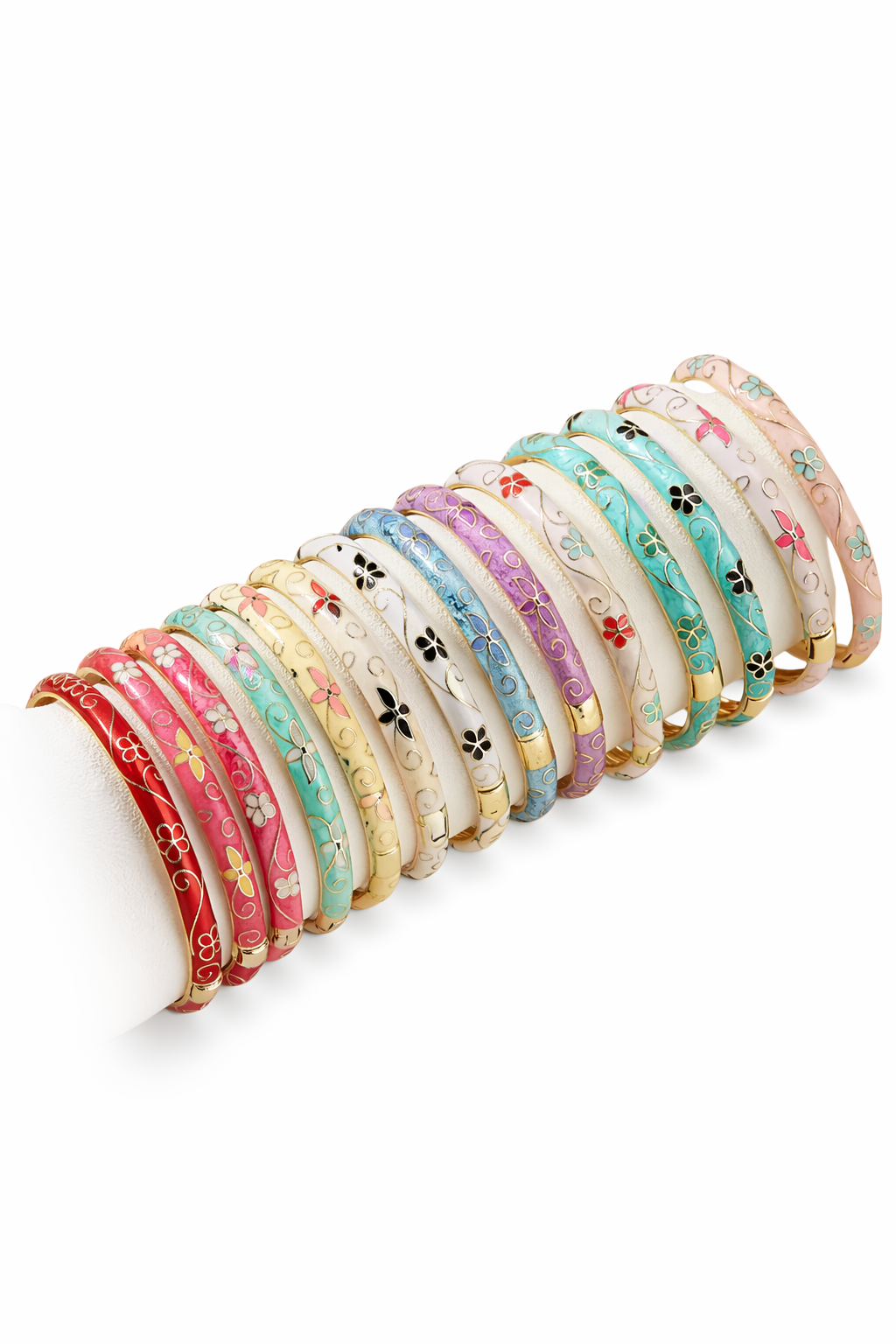 Amaya Alaia Armband aus Silber mit filigranen Designs und Schmuckverschluss, auf weißem Hintergrund fotografiert.