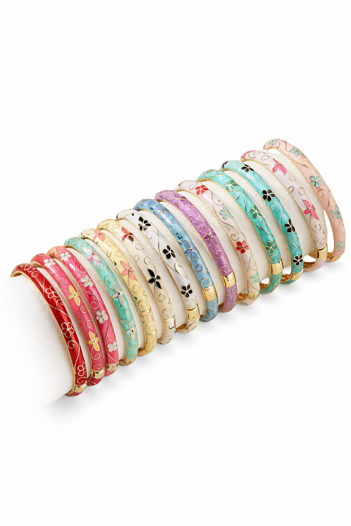 Amaya Alaia Armband aus Silber mit filigranen Designs und Schmuckverschluss, auf weißem Hintergrund fotografiert.
