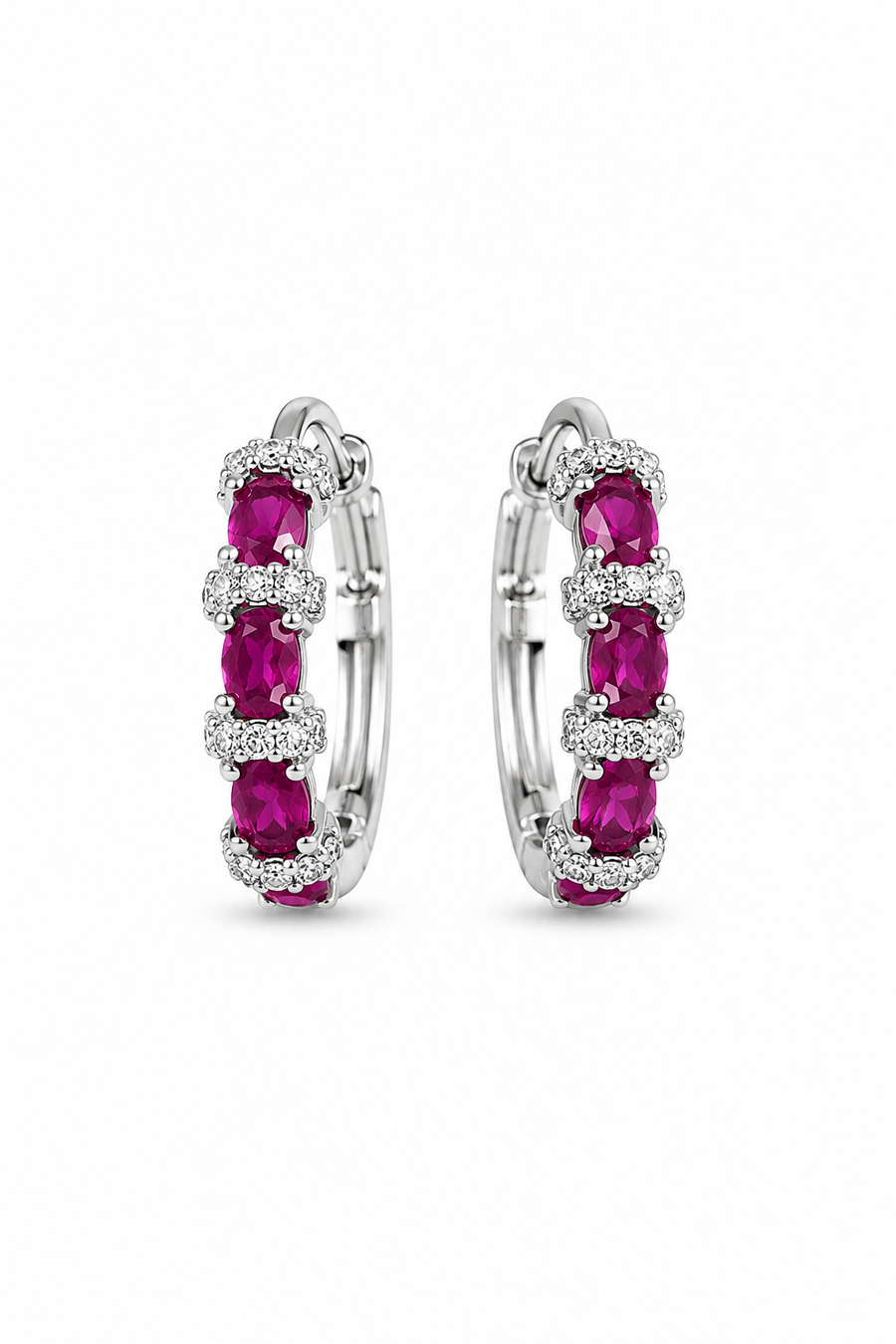 Goldene Ruby Creolen von Amaya, elegante Ohrringe mit roten Edelsteinen und goldener Fassung, für stilvollen Look