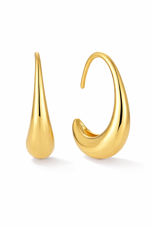 Goldene Tränen-Ohrringe von amaya, elegante Hängohrstecker mit glänzendem Design und filigraner Verarbeitung.