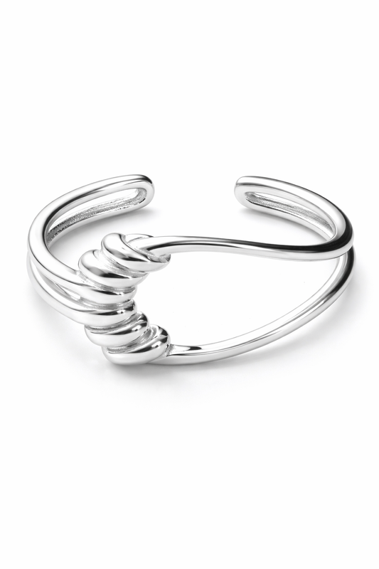 Silberne Coil-Ring von amaya, modernes Schmuckstück mit spiralförmigem Design, auf weißem Hintergrund fotografiert