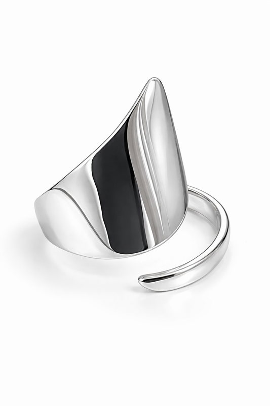 Silberner Flame-Ring von amaya, glänzender Damenring mit flammenförmigem Design, auf einem weißen Hintergrund fotografiert