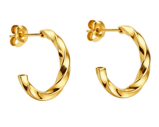 Amaya Velora Twist Ohrringe aus goldfarbenem Metall mit gedrehten Hänge-Design, sichtbar vor hellem Hintergrund