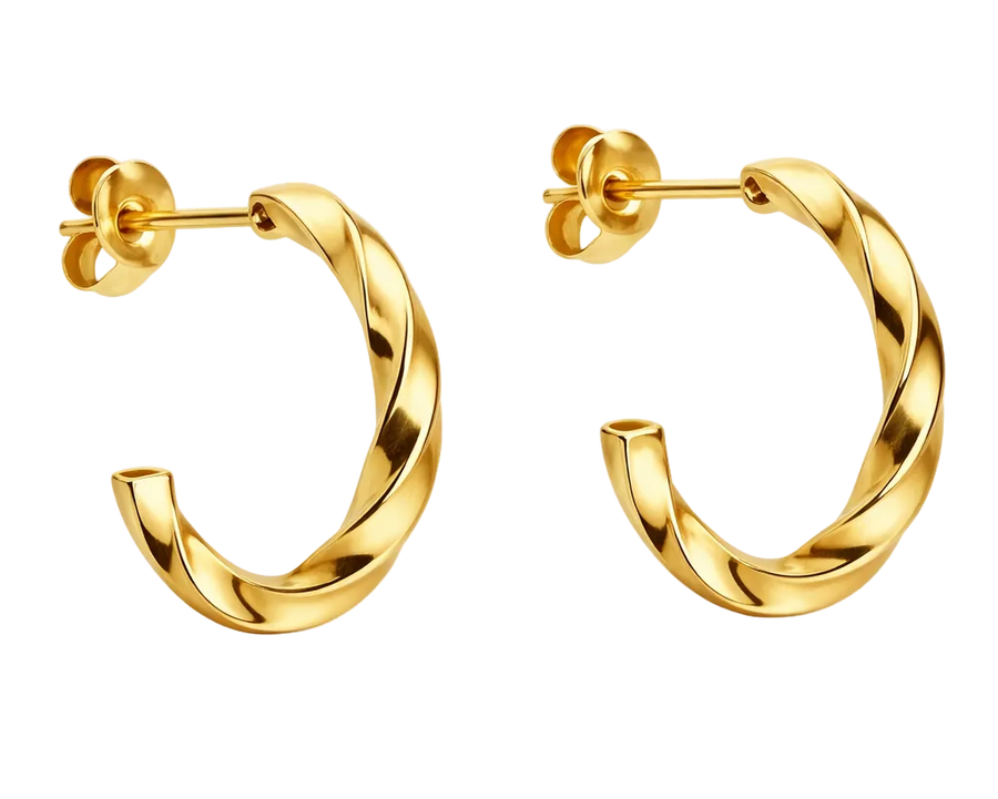 Amaya Velora Twist Ohrringe aus goldfarbenem Metall mit gedrehten Hänge-Design, sichtbar vor hellem Hintergrund