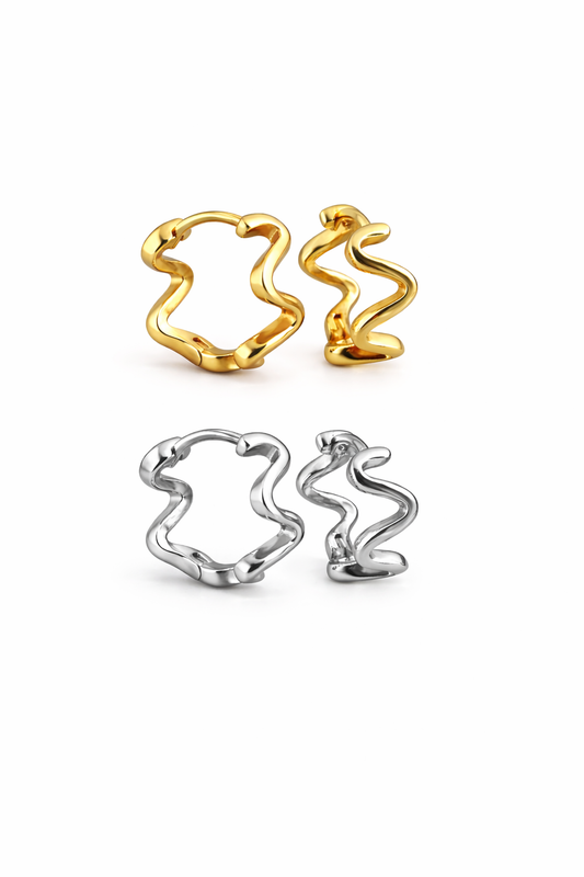 Schwungvolle Amaya Ohrringe mit welligem Design aus Gold, sichtbar an einer Frau getragen