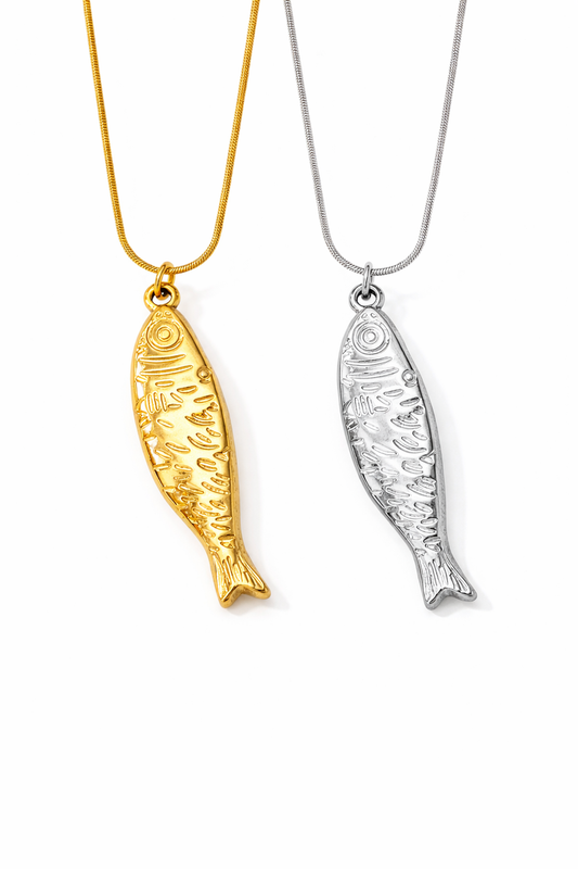 Amaya Amalfi Halskette aus Gold mit Perlen und Anhänger, elegant und fein gearbeitet, auf weißem Hintergrund fotografiert