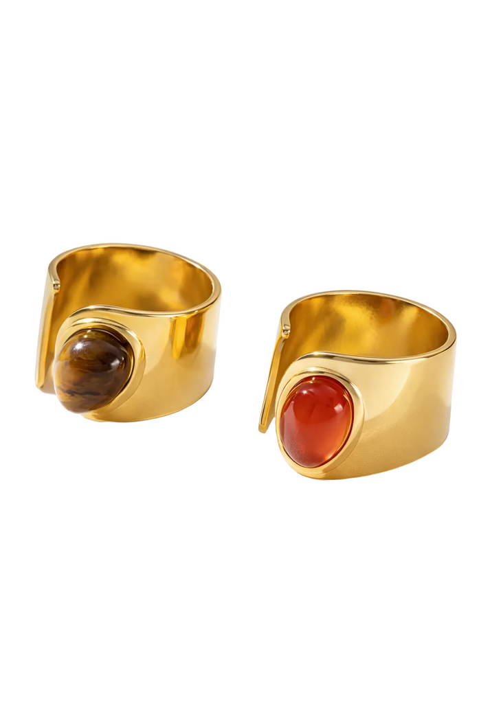 Zwei elegante Mirage-Ringsets von Amaya aus glänzendem Silber mit filigranen Designs, auf einem weißen Hintergrund.