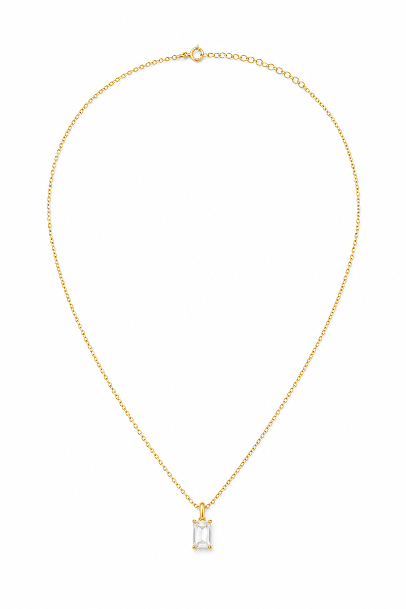 Halskette von amaya, Celiné Design, aus feinem Gold mit filigranen Details, sichtbar auf einem neutralen Hintergrund