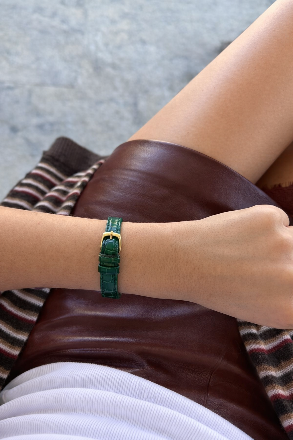 Zierliches Amaya Armband aus Silber mit filigranen Details, liegend auf hellem Hintergrund, sichtbar im Bild.