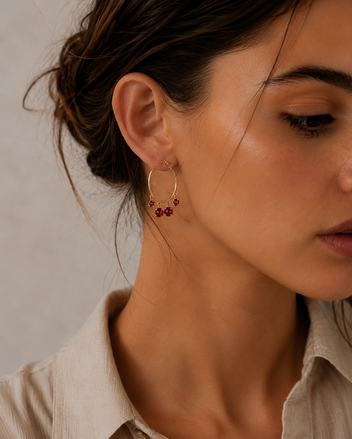 Goldene Scarlet Creolen von Amaya, elegante Ohrschmuck mit schimmernder Oberfläche, perfekt für stilvolle Looks