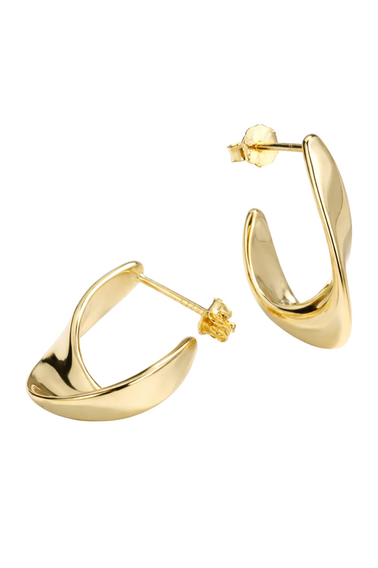 Goldene Ohrringe von amaya mit eleganten Designs, perfekt für stilvolle Anlässe, sichtbar in der Nahaufnahme.