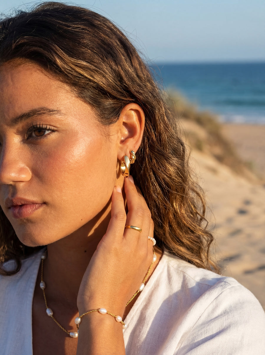 Goldene Ohrringe von amaya, offene runde Creolen aus glänzendem Gold, elegante Accessoires für jeden Anlass